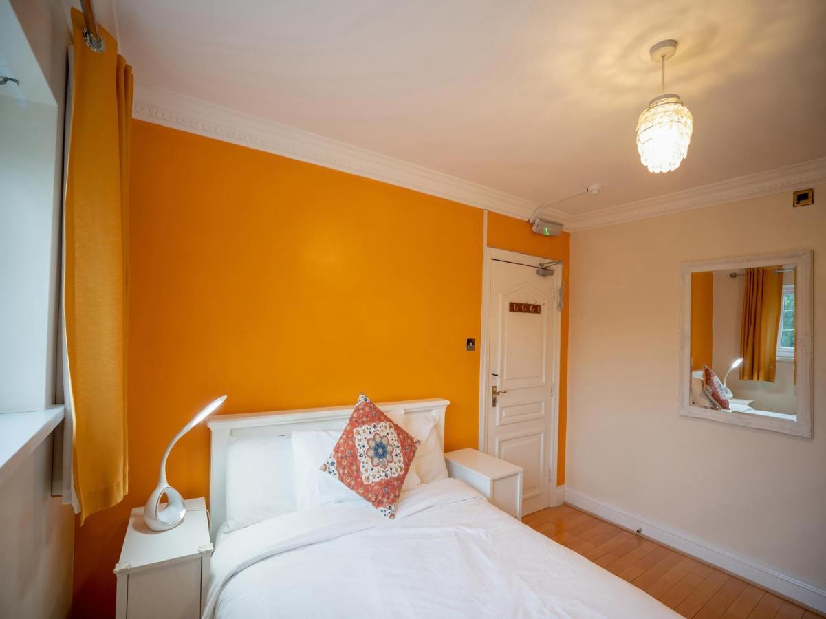 Oyo Oakcroft Guest House Manchester Airport Ringway المظهر الخارجي الصورة